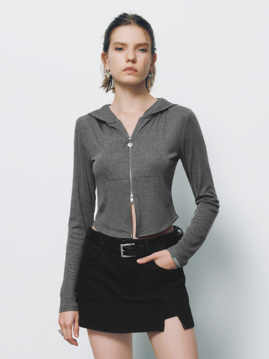 Giacca in maglia attillata con cappuccio e cerniera frontale