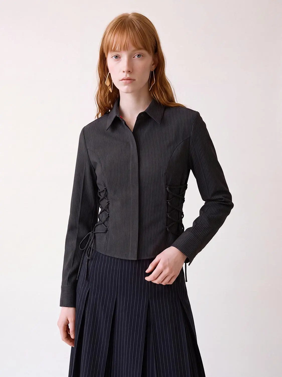 Collared cropped shirt with lace-up waist in black pinstripe stretch fabric — Urban Revivo
