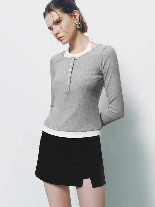 Camisetas ajustadas con media tapeta y botones