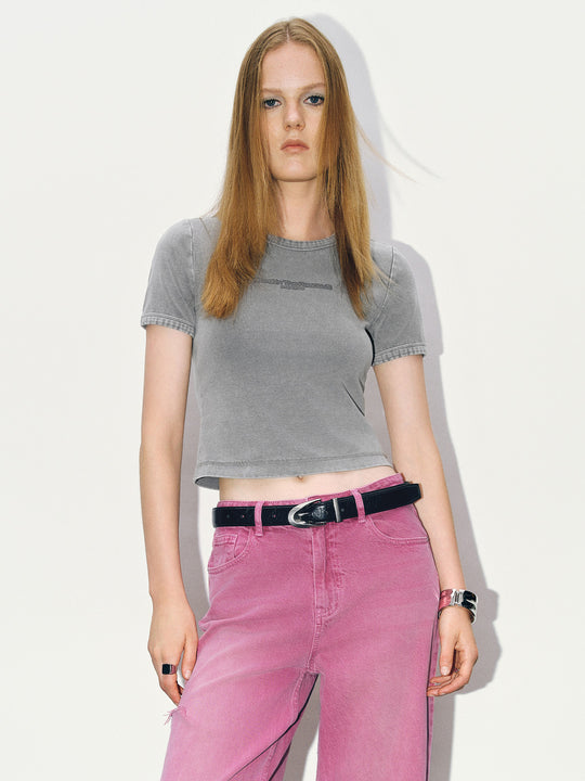 Camiseta ajustada con cuello redondo y estampado en relieve