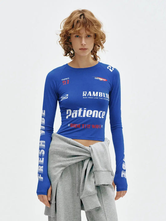 プリント入り フィット感のあるクルーネック 長袖モーダルブレンドTシャツ