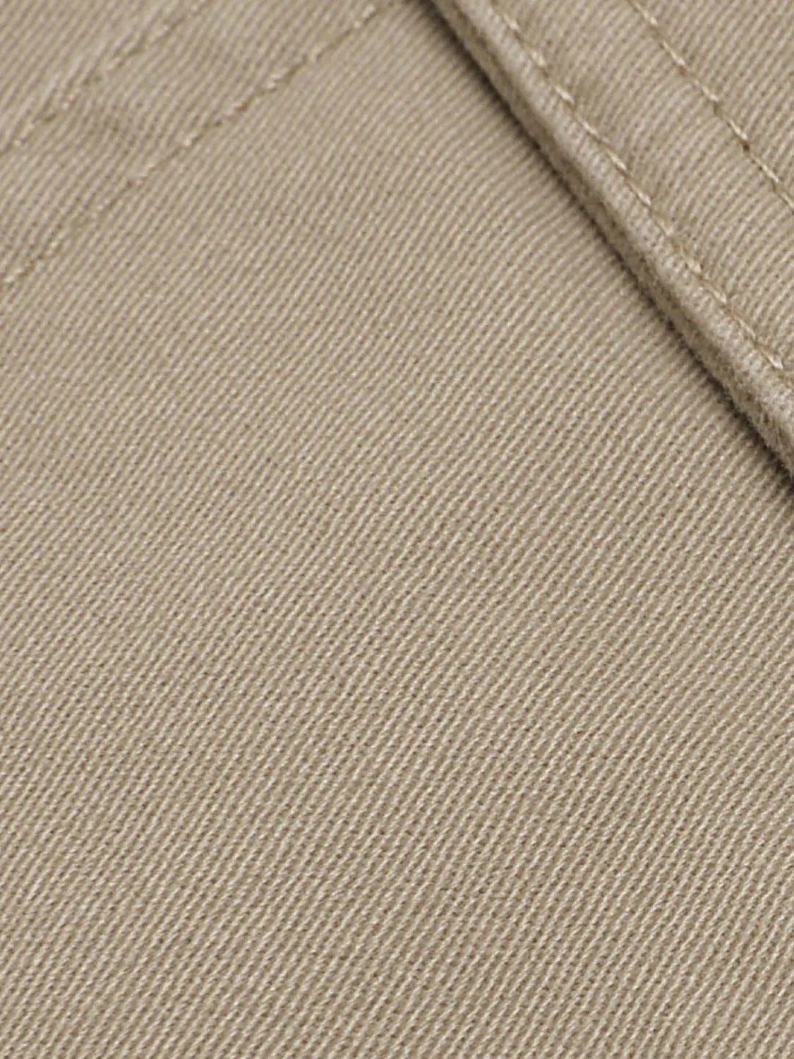 Cotton-stretch cargo shorts in khaki with visible stitching detail
