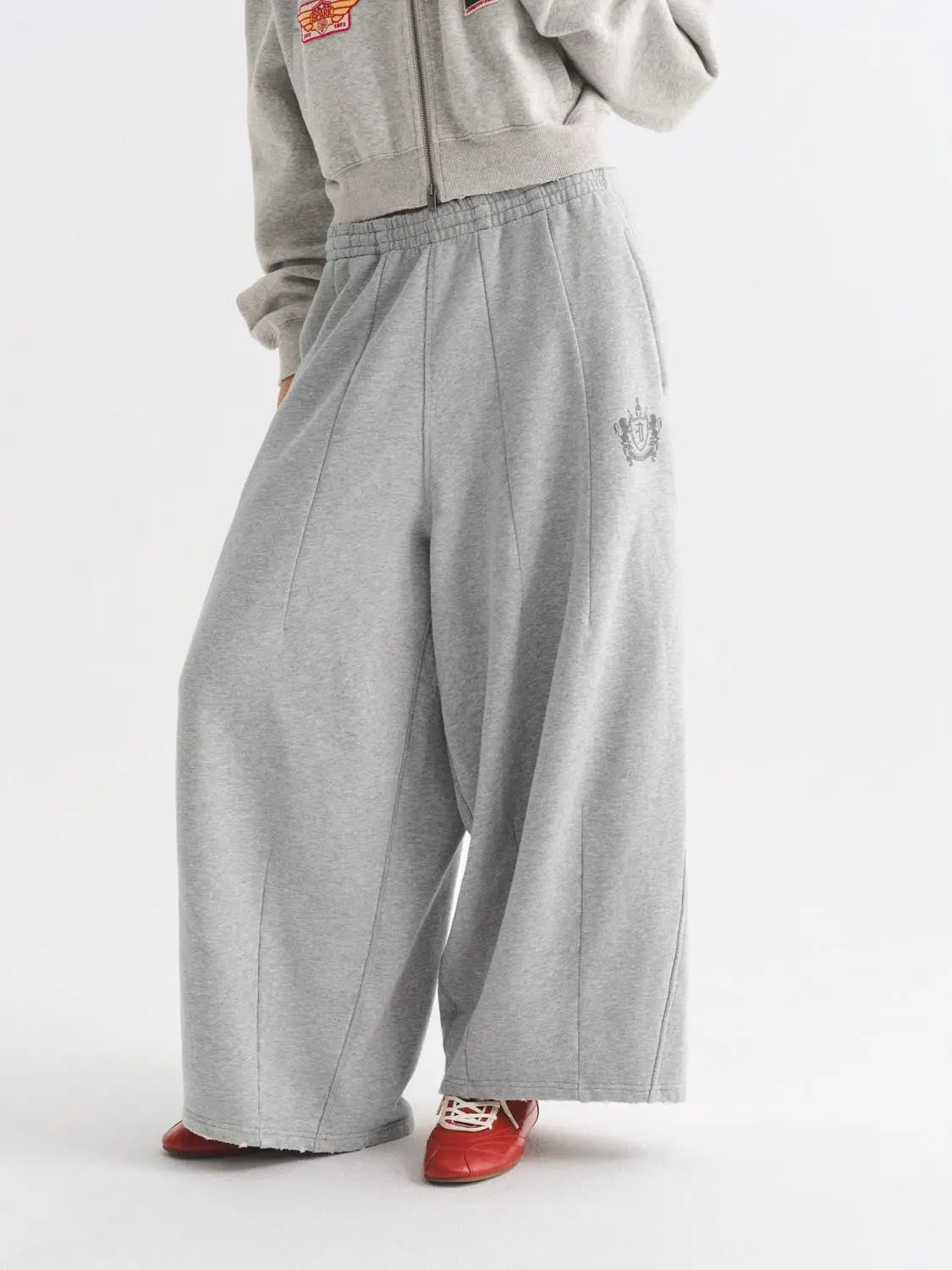 Harem pants, gray sweatpants with elastic waistband and wide-leg silhouette, Urban Revivo Fashion crest