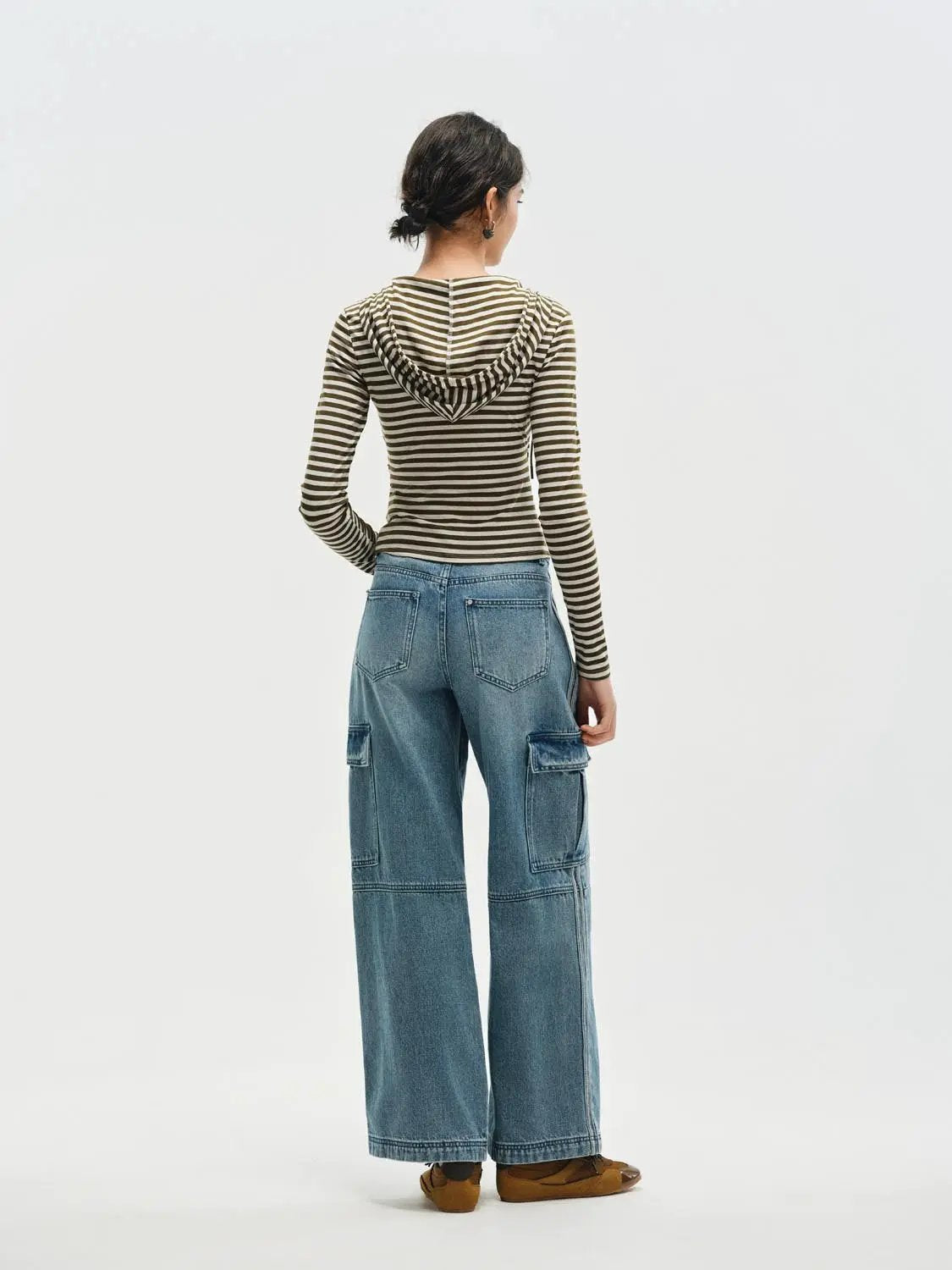 Jeans, light-wash denim with cargo pockets, wide-leg fit on model