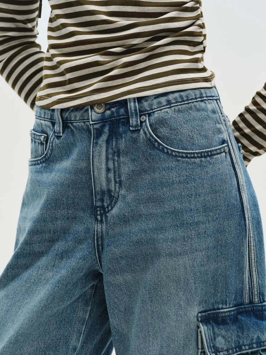 Jeans, blue denim with belt loops and cargo pocket