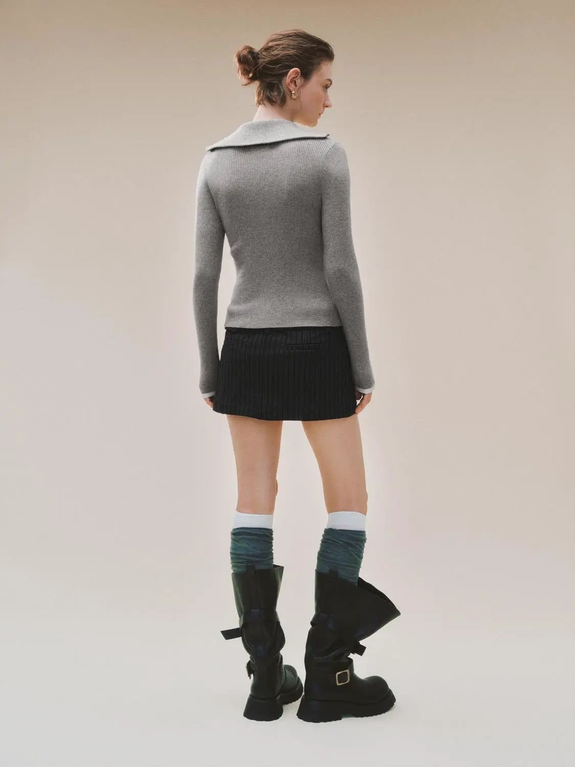 Knit T-Shirts grey knitted top with long sleeves and wide collar, back view