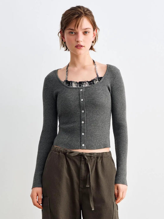 Figurbetonter gerippter Langarmpullover mit Rüschen und Knopfleiste vorne