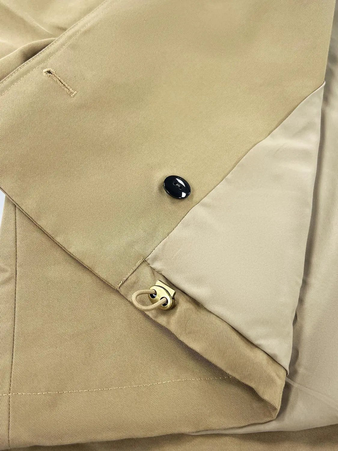 Lapel double-breasted cropped cotton trench jacket in beige with black buttons.