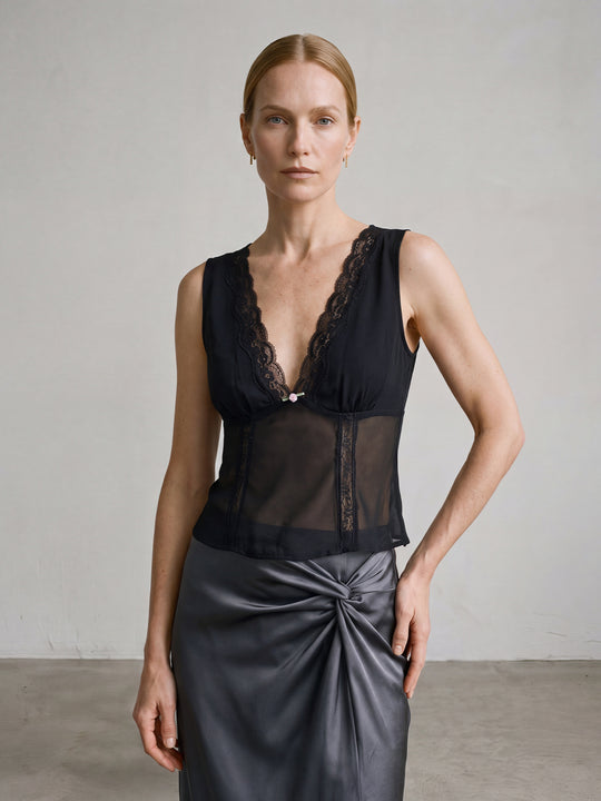 Blouse noire délicate à col en V, transparente et bordée de dentelle