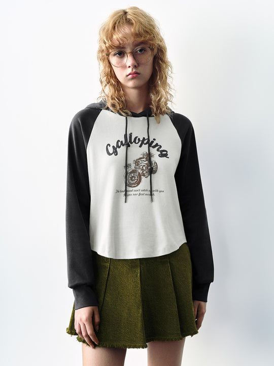 T-shirt dritta con cappuccio stampato