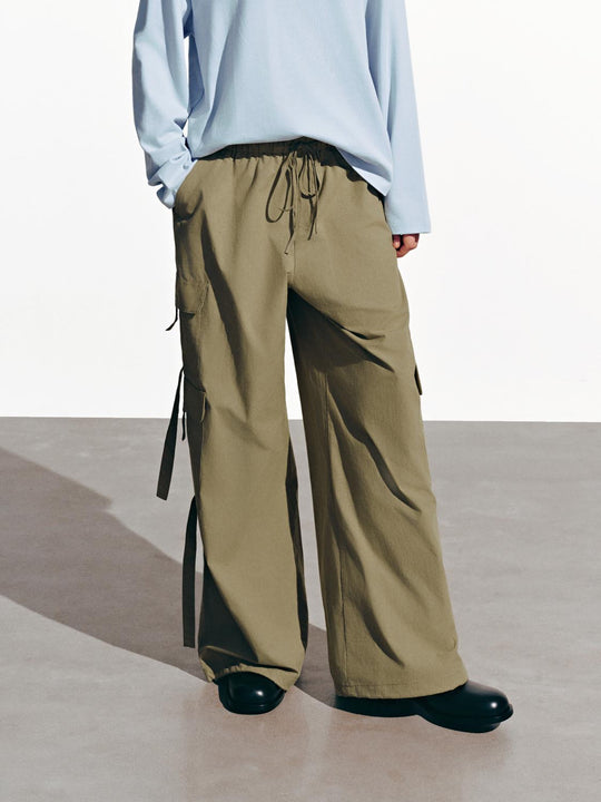 Pantaloni cargo a gamba larga con tasche a patta