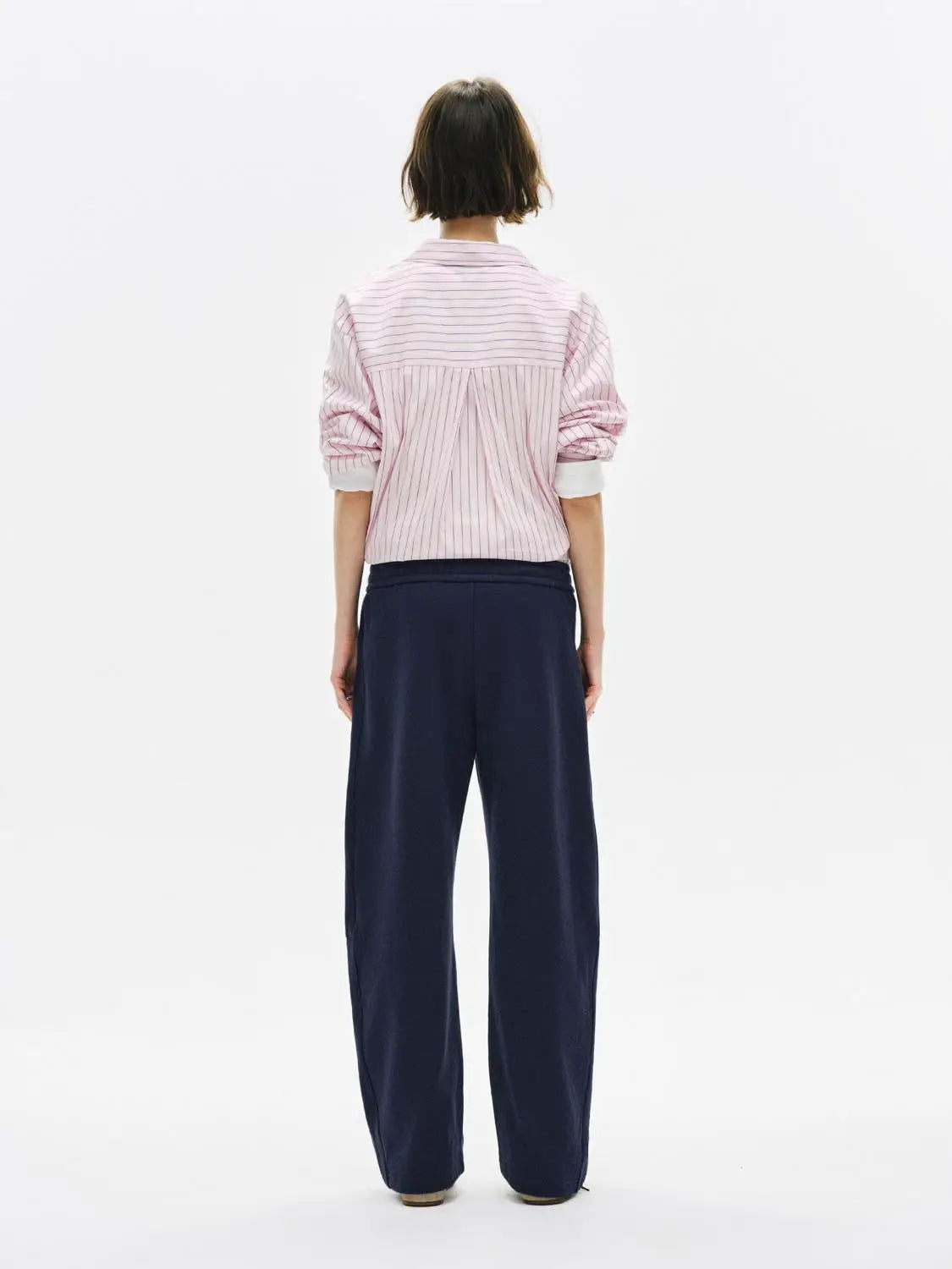 Barrel-leg pants in navy blue, back view, Urban Revivo Fashion