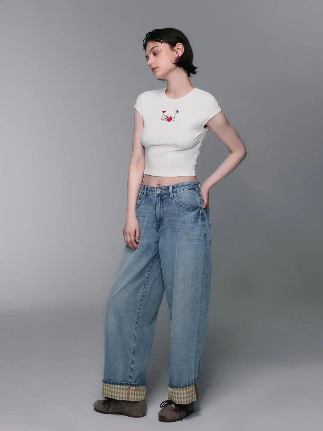Light wash wide-leg women's jeans; cotton-lyocell blend, rolled cuffs with gingham lining