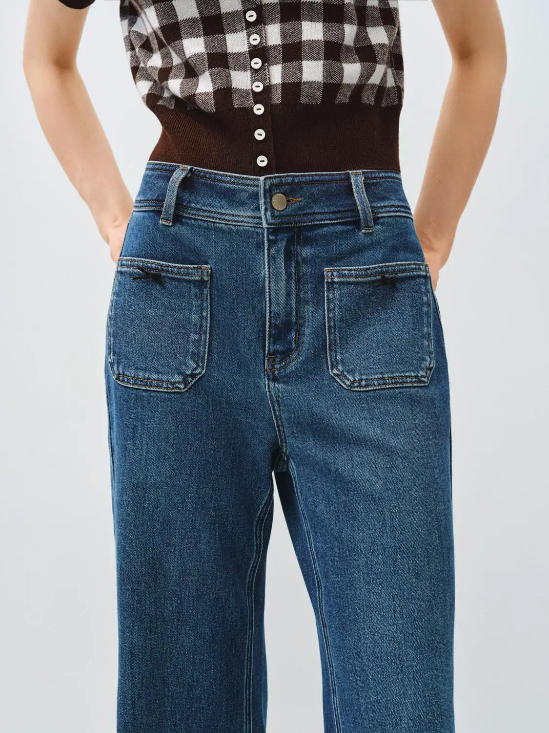 Jeans in blue denim with a high waist and large front patch pockets