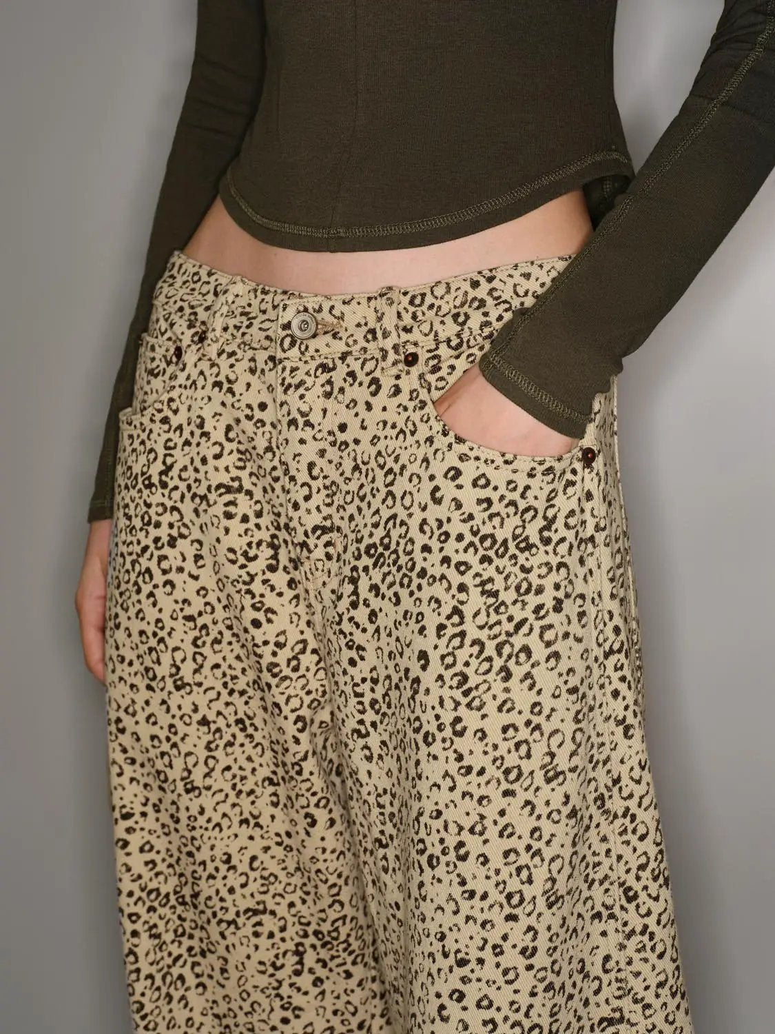 Casual jeans in beige leopard print with a wide-leg silhouette