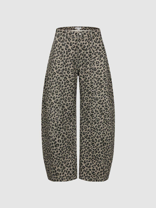 Pantalones de mezclilla de pierna ancha con estampado de leopardo y bolsillos de parche