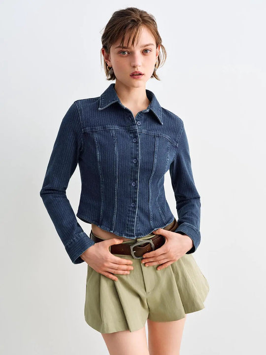Chemise courte en denim de coton à empiècements et manches longues
