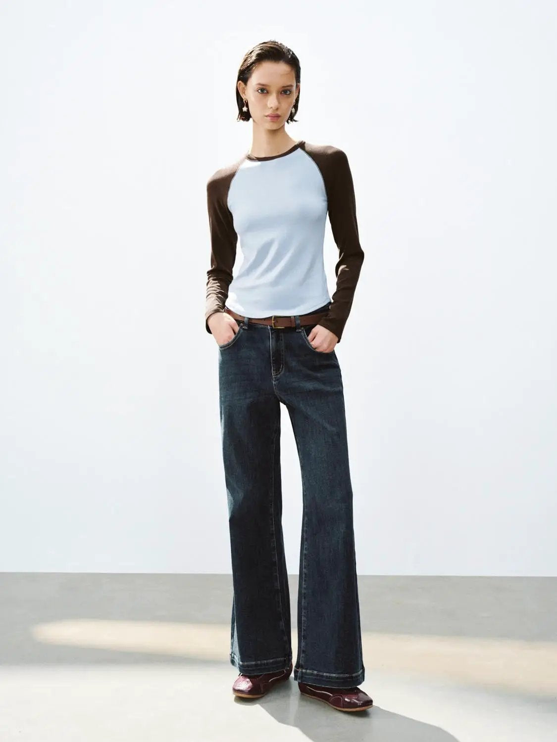 Jeans in dark indigo wash with a wide-leg silhouette.