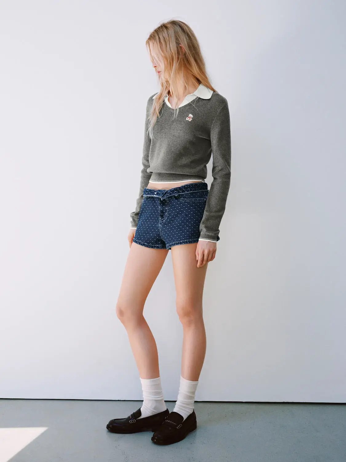 Knit T-Shirt outfit: cropped grey knit top with white collar, paired with blue polka-dot denim shorts.