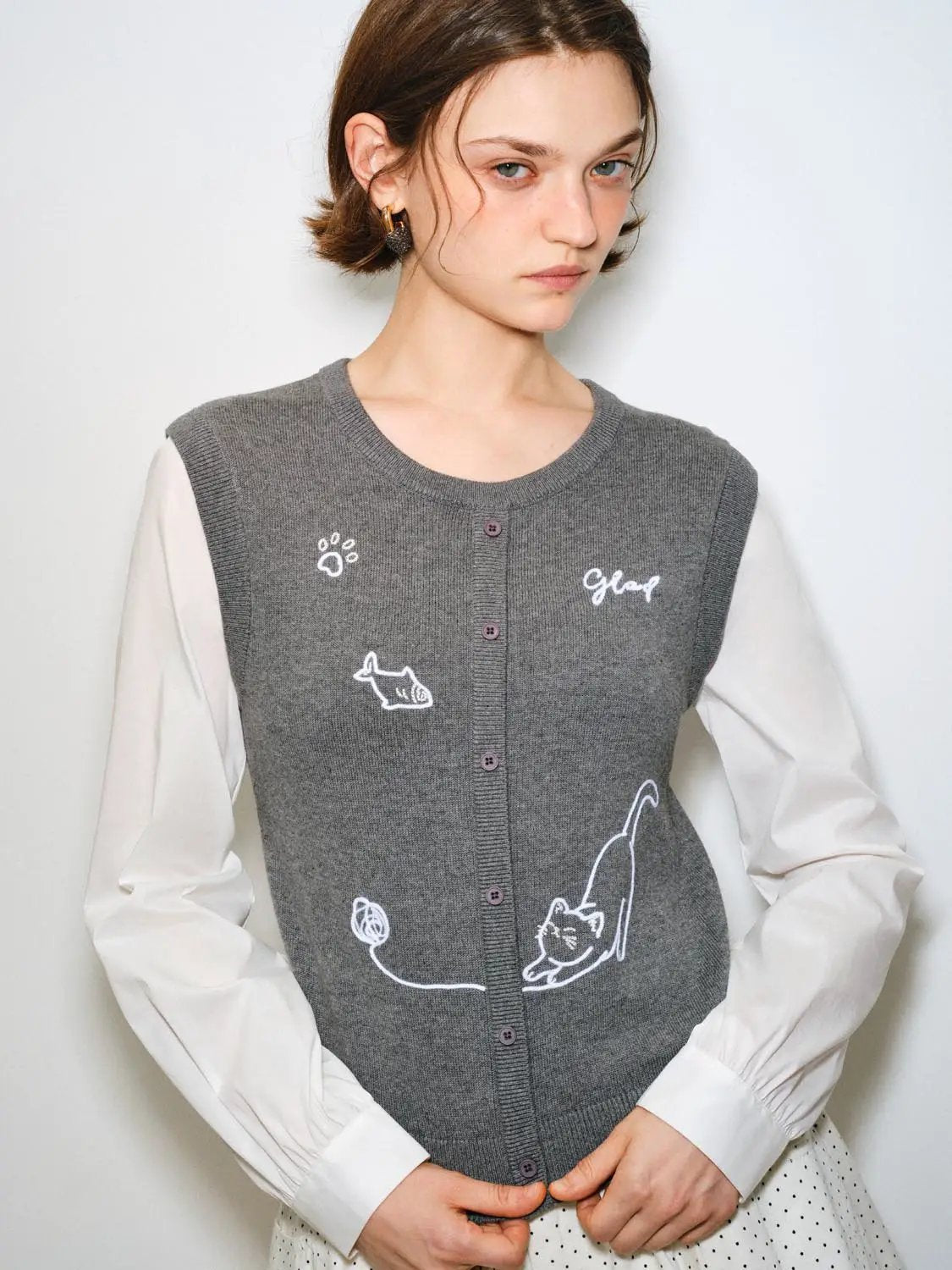 Knitted T-shirt in grey with white embroidered cat motifs and a button-front placket