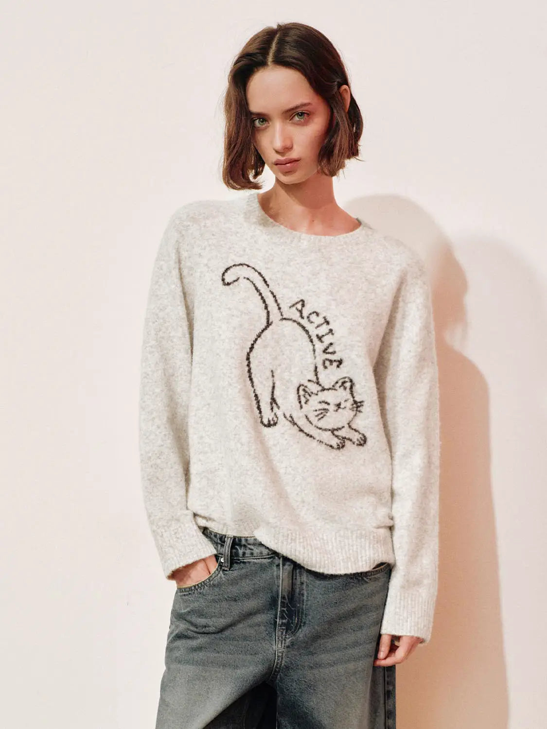 Knit T-Shirt in light gray with a black outlined cat graphic